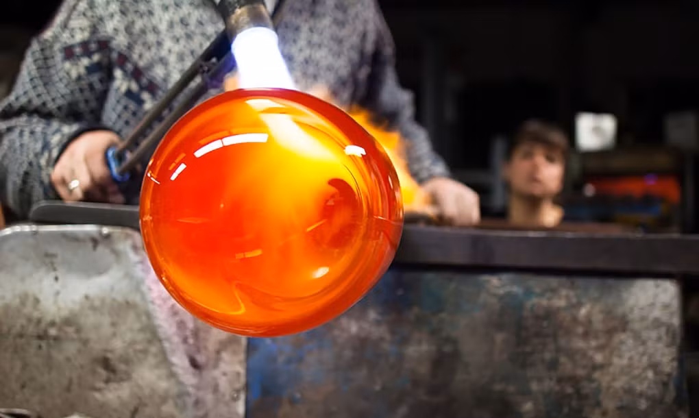 Người thợ gò thủy tinh thành chiếc lồng đèn.