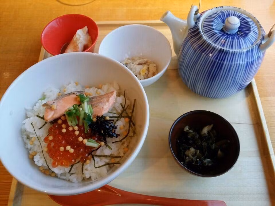 Hãy thử thưởng thức các món ăn và nhâm nhi tách trà.