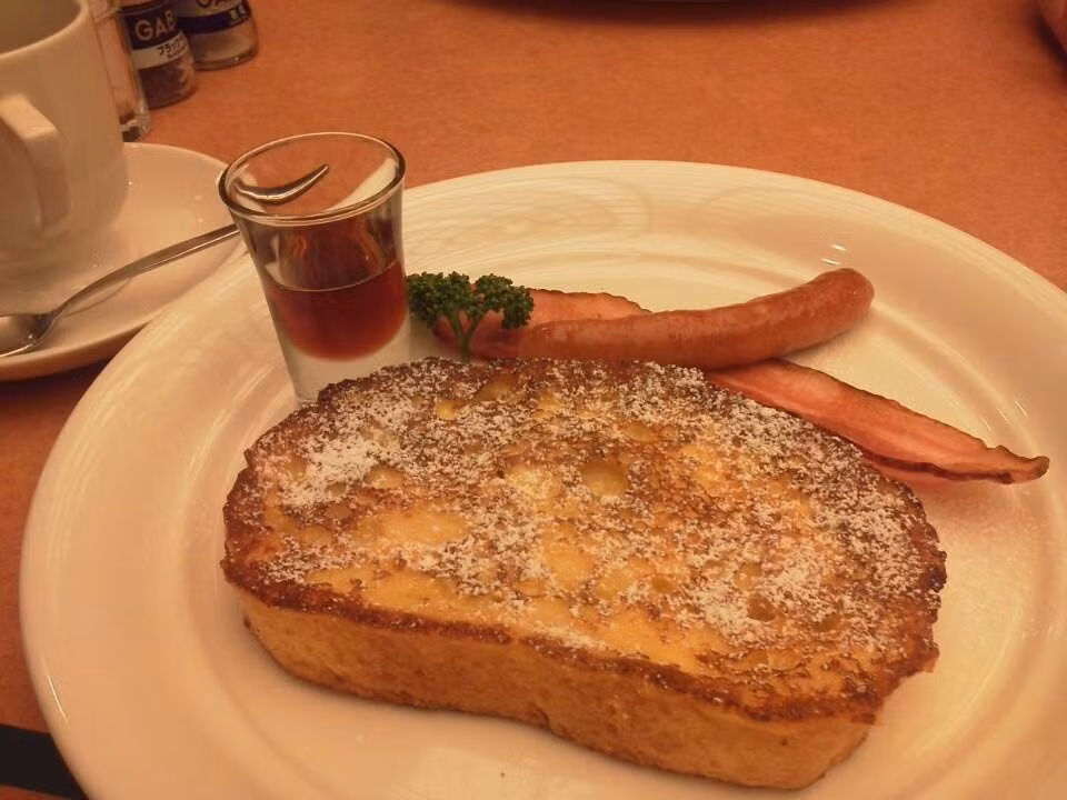 Ngoài các món Nhật, bạn có thể gọi các món phương Tây cũng khá ngon như bánh mì nướng Pháp tại Royal Coffee Shop ở nhà ga Terminal 1.