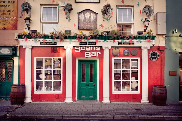 4. Sean's Bar (900) ở Athlone, Ireland: Sean's Bar là một trong những quán bar lâu đời nhất ở Ireland và châu Âu. Bí quyết thành công chính là vị trí của quán. Quán nằm tại trung tâm của Ireland, trên bờ sông Shannon xinh đẹp giao với Esker Riada, con đường cổ xưa được chạm khắc bởi những sông băng.