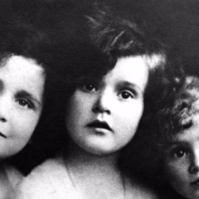 Zsa Zsa Gabor sinh năm 1917 ở thủ đô Budapest, Hungary. Đây là hình ảnh lúc 6 tuổi của nữ minh tinh.