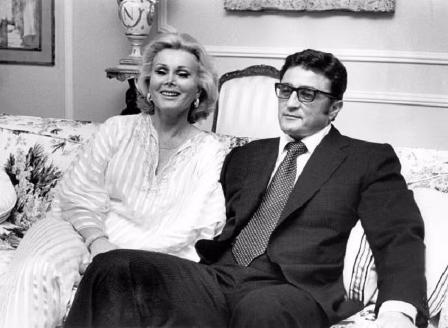 Gabor kết hôn với người chồng thứ sáu, triệu phú Jack Ryan, tại Las Vegas năm 1975. Và cuộc hôn nhân chỉ kéo dài 1 năm.