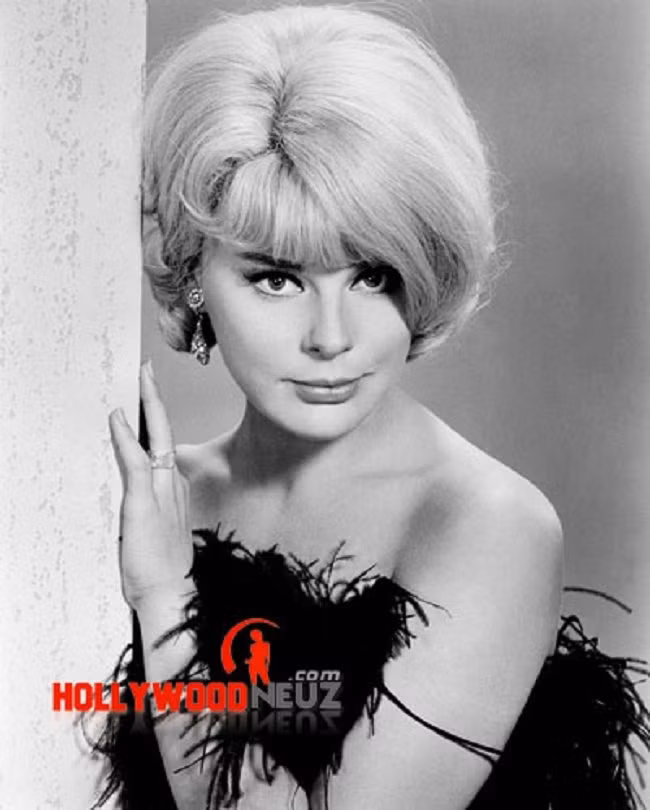 Người đẹp kết hôn lần đầu với chính trị gia Thổ Nhĩ Kỳ hơn cô 20 tuổi, Burhan Asaf Belge. Cuộc hôn nhân kéo dài 4 năm (1937-1941). Năm 1941, nữ diễn viên cùng gia đình di cư sang Mỹ. Với nhan sắc nổi trội cùng sự khôn khéo, Gabor nhanh chóng gây chú ý trong làng giải trí Mỹ.