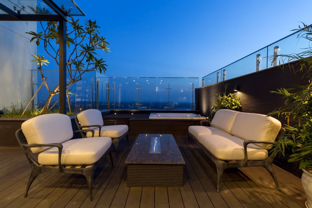 Bên ngoài phòng ngủ là không gian thư giãn ngoài trời.