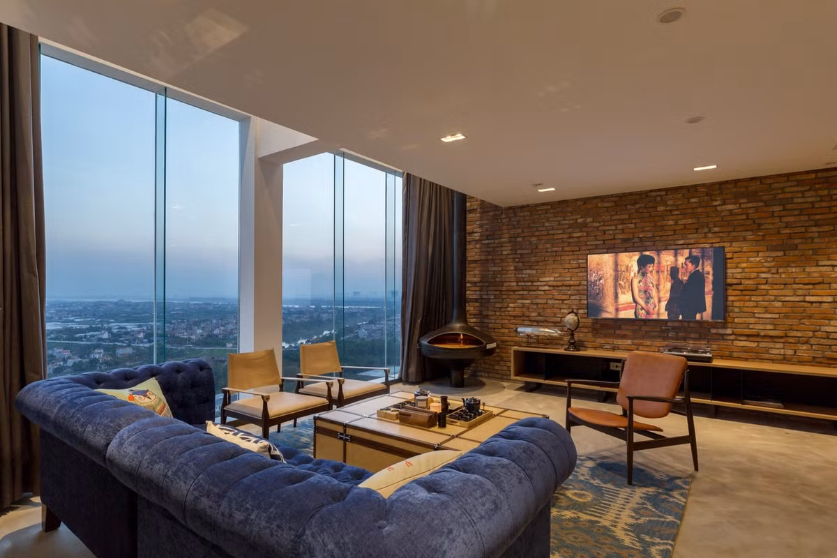 Căn hộ đặc biệt này được thiết kế theo phong cách hiện đại kết hợp với việc sử dụng nội thất cổ điển kiểu công nghiệp. Để có ấn tượng hơn và gần gũi hơn với phong cách hiện đại, mộc mạc và vật liệu thủ công mỹ nghệ đã được sử dụng như gạch mộc cùng với một sàn bê tông đánh bóng và lò sưởi bằng đồng.