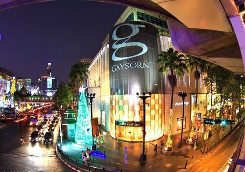 Bangkok (Thái Lan): Bangkok xứng đáng là điểm đến mua sắm lý tưởng khi cung cấp tất cả các mặt hàng với giá cả khá phải chăng. Từ đồ thủ công mỹ nghệ, thời trang đến đồ điện tử đều được bán ở các khu mua sắm lớn nhỏ. Đặc biệt ở Bangkok, bạn có thể đi bộ từ TTTM này sang TTTM khác mà không phải bước chân ra ngoài. Những TTTM thu hút nhiều du khách nhất là Central World Plaza, Siam Paragon, Pantip Plaza, MBK Mall và chợ cuối tuần Chatuchak.