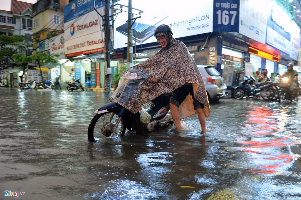Cơn mưa lớn chiều 24/9 đã khiến nhiều con phố tại Hà Nội lụt nặng. Giao thông khó khăn vì mưa lớn đúng giờ tan tầm.