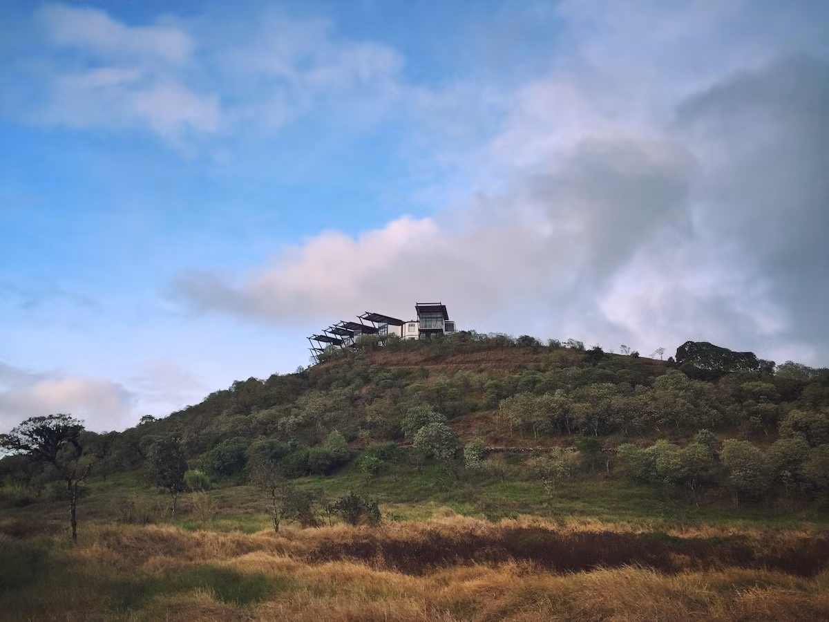 Nằm trên đỉnh một ngọn núi giữa địa hình tự nhiên độc đáo, khách sạn gợi nhớ đến những khu nhà nghỉ sang trọng dành cho người đi săn của Châu Phi.