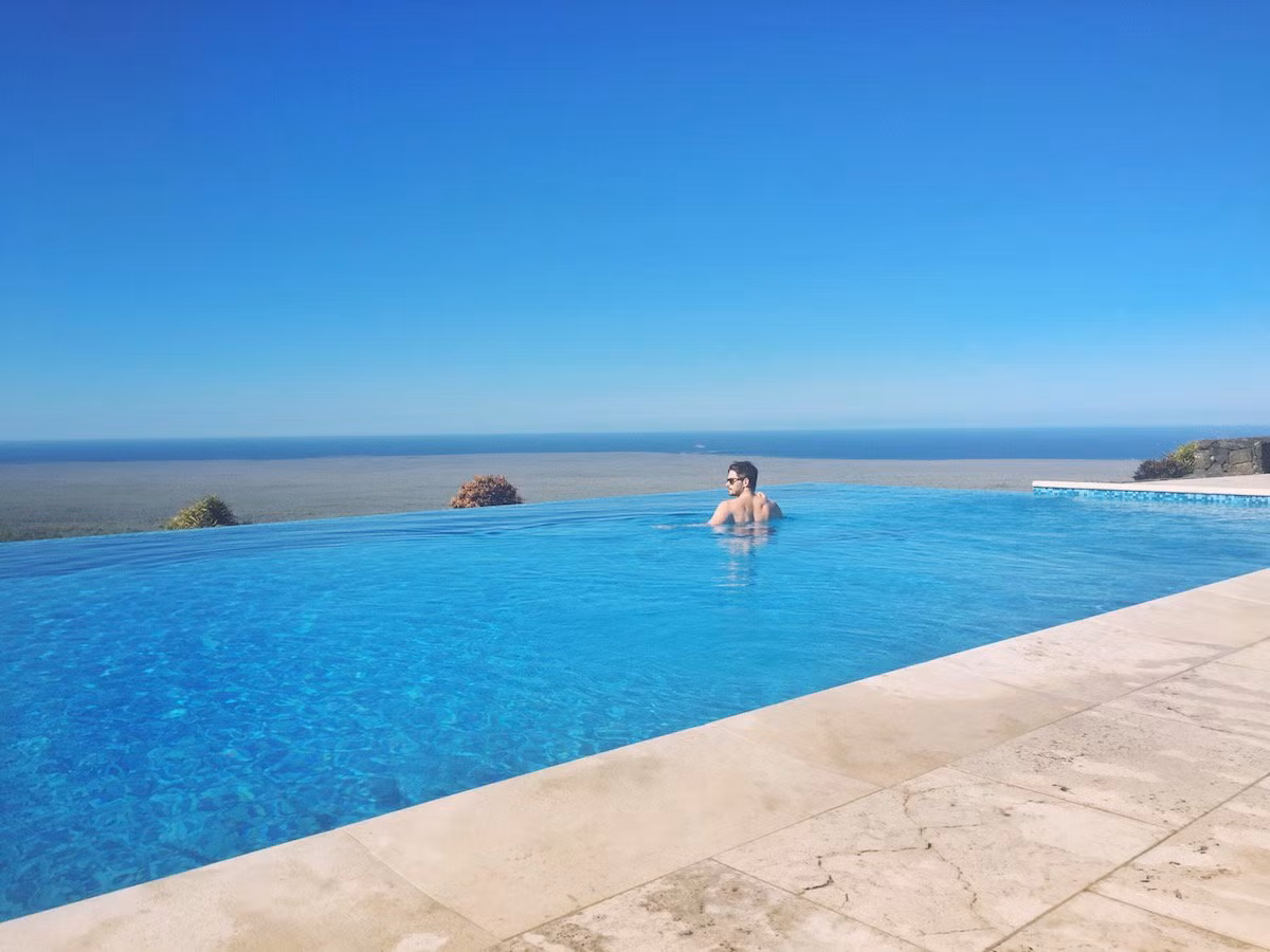 Từ đây, du khách có thể vừa ngâm mình trong nước vừa ngắm khung cảnh lý tưởng xung quanh.