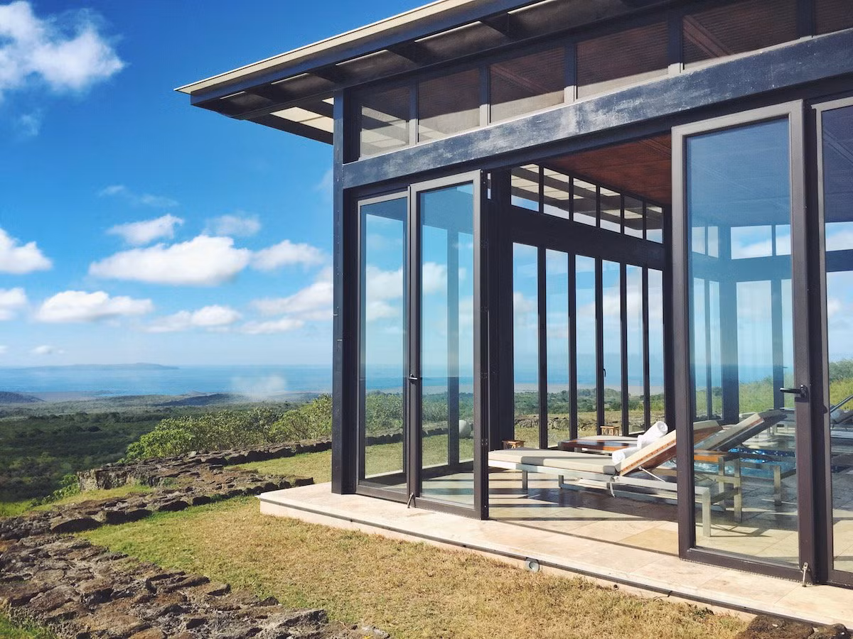 Khách sạn có khu spa với những dịch vụ massage thư giãn hoặc các liệu trình xoa bóp chữa bệnh.