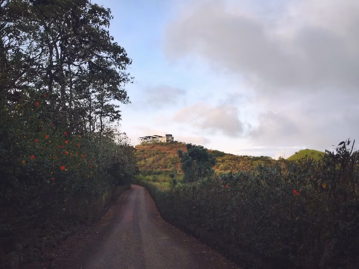Quần đảo Galapagos là một khu di sản thế giới, nằm phía nam của Thái Bình Dương, cách trung tâm Ecuador 1.000 km về phía tây và được mệnh danh là “quần đảo đẹp nhất hành tinh". Trên đảo có một khu nghỉ dưỡng xa hoa có tên PIKAIA Lodge. Tất cả các du khách đến PIKAIA Lodge được tiếp đón như khách VIP, được hưởng những dịch vụ xa hoa.