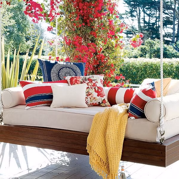 ...dưới dàn hoa leo thơ mộng.