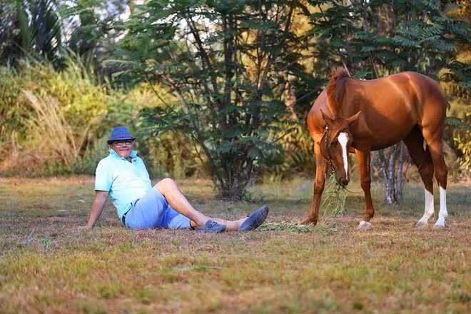 Khải Silk cũng nổi danh trong giới nhà giàu bởi thú chơi đồ xa xỉ khác như đồng hồ, rượu vang và thú nuôi. Bộ sưu tập của ông có 7 chiếc với các thương hiệu nổi tiếng như Rolex, Bulgari, Omega, Tag Heuter và Hublot. Ngựa xích thố 4 tuổi là một "thú cưng" của ông Khải mang từ Úc về. Ông gọi chú ngựa này là Prince. Giá trị của chú ngựa này tương đương 1 chiếc sedan hạng sang.