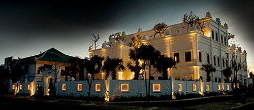 Các sao Việt thường chọn nơi đây là địa điểm lý tưởng để tổ chức những buổi tiệc sang trọng. Ấn tượng đầu tiên về nhà hàng là màu trắng tinh khiết của một tòa lâu đài lộng lẫy, nổi bật giữa hai hàng cây xanh dẫn lối bậc thang cao 4m. Khi cánh cửa khép lại, không gian bên trong nhà hàng như lâu đài của một vị vua Chăm Pa…