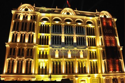 Khu trung tâm thương mại và giải trí Sài Gòn Paragon 35 triệu USD: Tháng 7/2009, “Sài Gòn Paragon”– Khu trung tâm thương mại của Hoàng Khải chính thức được khai trương. Đây được coi là khu giải trí lớn nhất, đẹp nhất TP HCM. Với lối thiết kế theo phong cách cổ điển châu Âu, Saigon Paragon kiêu hãnh, quý phái và tráng lệ như một tòa lâu đài cổ. Đây được coi là thiên đường vui chơi, giải trí, thăm quan, mua sắm độc đáo bậc nhất Việt Nam.