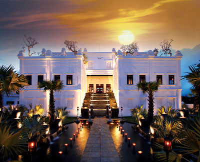 Nhà hàng lâu đài Cham Charm: Nằm chếch về phía tây khu hồ Bán Nguyệt (Q.7) và ngay chân cầu Ánh Sao, lâu đài Cham Charm của Hoàng Khải có lối kiến trúc mô phỏng ngôi đền Ankor Wat.