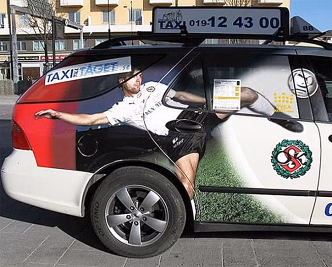 Tấm biển quảng cáo gây hiểu nhầm vì tay nắm cánh cửa của chiếc xe này nằm đúng vị trí nhạy cảm của cầu thủ.