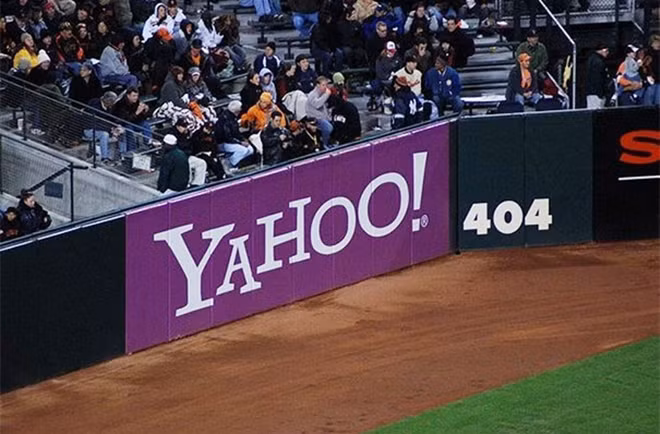 Biển quảng cáo Yahoo đặt ngay cạnh biển 404 – lỗi không thể truy cập website.