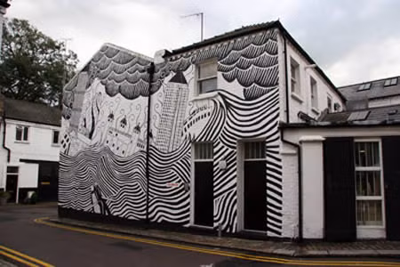 Ngôi nhà ở London (Anh) được trang trí ngoại thất lạ mắt bởi họa sĩ Stanley Donwood.
