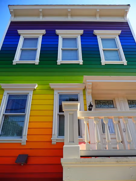  Ngôi nhà độc đáo với ngoại thất cầu vồng siêu ấn tượng.