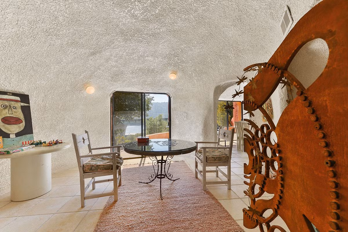 Ngôi nhà này đã được chủ sở hữu hiện tại mua lại trong năm 1996 với giá 800.000 USD.