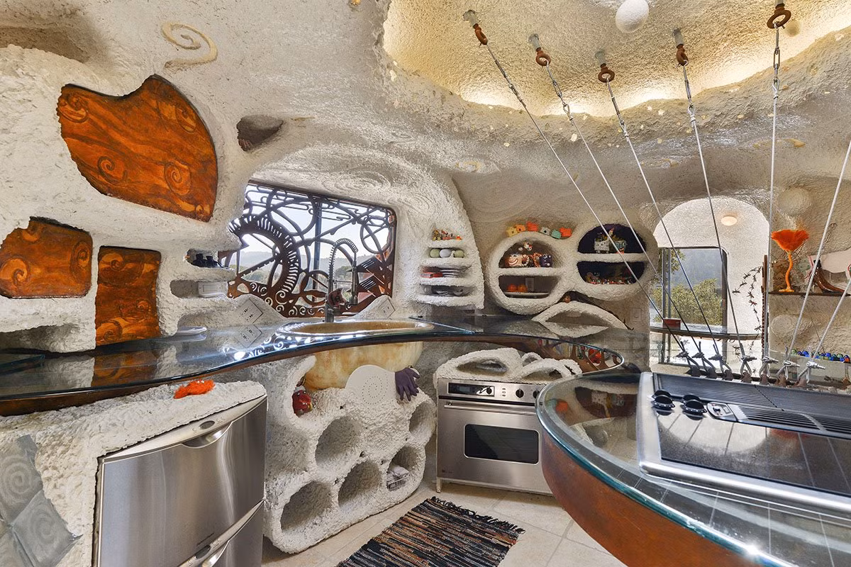 Phòng bếp có chứa các thiết bị nhà bếp thông dụng được bố trí lạ mắt.