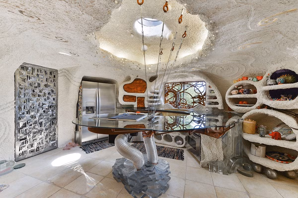 Nhà bếp có phần mái nhà bằng kính để tiếp nhận có ánh sáng mặt trời.