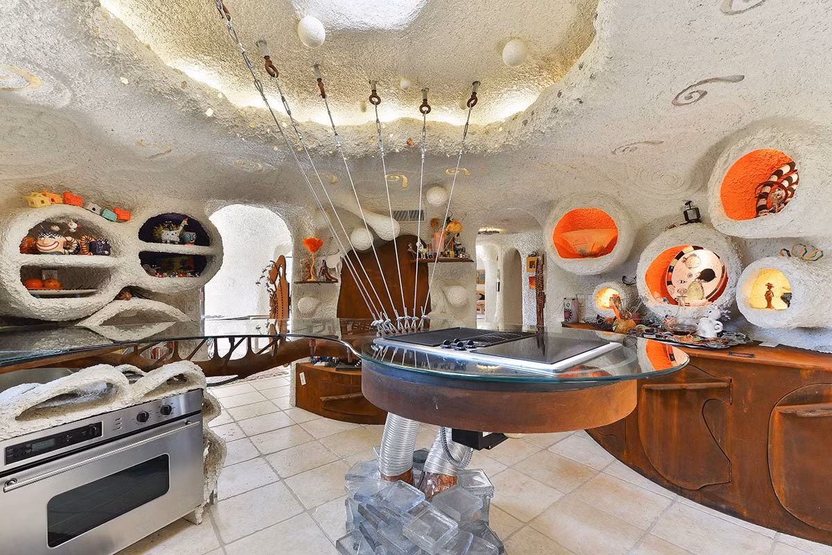 Thiết kế kỳ lạ của ngôi nhà khiến nhiều người chú ý và đưa ra những lời nhận xét. Đa số cho rằng ngôi nhà này trông rất chướng mắt.