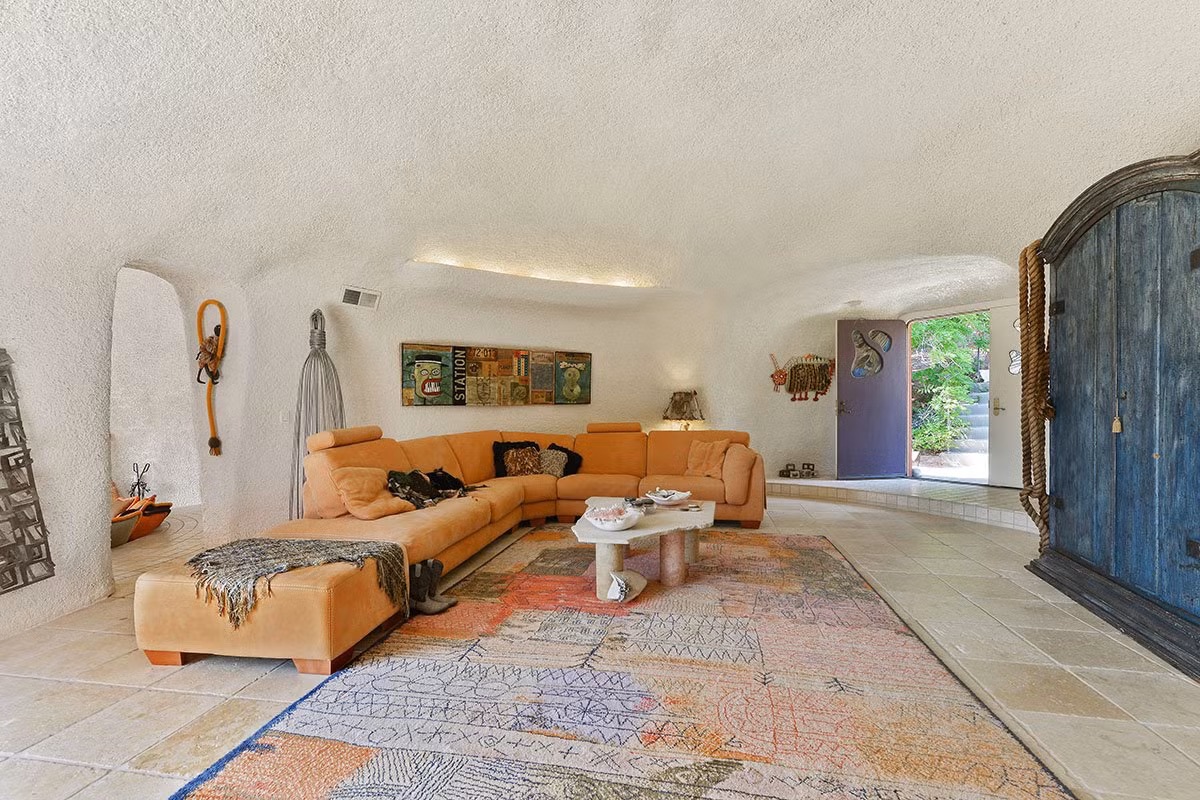 Ngôi nhà từng bị hư hỏng trong thập niên 80 và nó đã được sửa chữa và cải tạo sau đó.