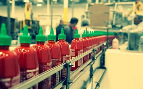 Theo tờ Los Angeles (Mỹ), đi dọc bất cứ kệ hàng siêu thị nào tại Mỹ, người mua dễ dàng bắt gặp nhãn hiệu tương ớt nổi tiếng Sriracha. Trong năm 2009, một tạp chí có uy tín về thực phẩm đã bình chọn tương ớt Sriracha là “hương vị của năm”.