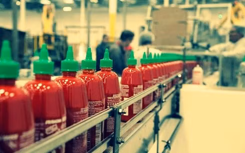 Theo tờ Los Angeles (Mỹ), đi dọc bất cứ kệ hàng siêu thị nào tại Mỹ, người mua dễ dàng bắt gặp nhãn hiệu tương ớt nổi tiếng Sriracha. Trong năm 2009, một tạp chí có uy tín về thực phẩm đã bình chọn tương ớt Sriracha là “hương vị của năm”.