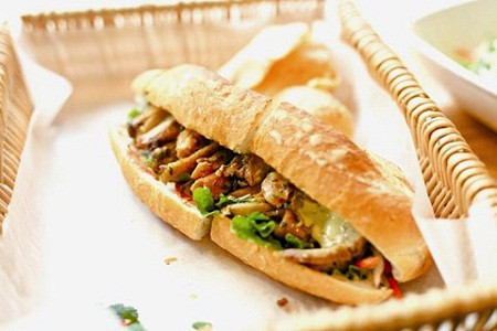 Tập đoàn chuyên về chuỗi cửa hàng bán đồ ăn nhanh, Yum! Brands, là một trong những tập đoàn lớn nhất của Mỹ, đã mở một cửa hàng chuyên bán bánh mì Việt Nam có tên “Banh Shop”.