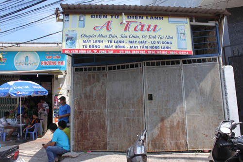 Ba me con nguy kich nghi do dung xang tu thieu