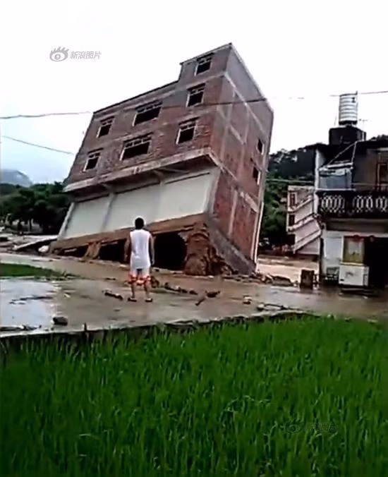 Người dân và chủ nhà chỉ biết đứng từ xa nhìn trong sự bất lực. Chỉ trong vài tích tắc, căn nhà 3 tầng nhanh chóng đổ sụp xuống, lộ ra phần móng.