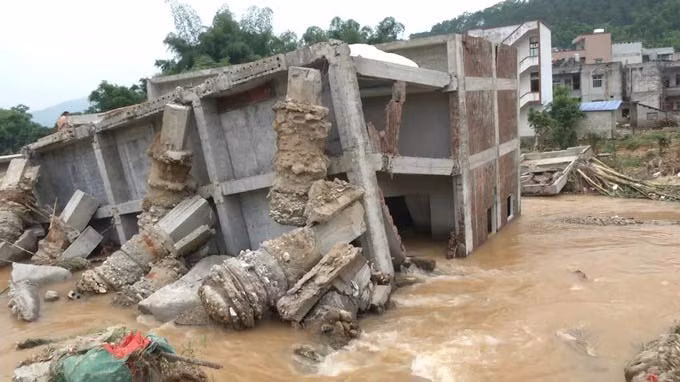 Những hình ảnh này được cắt ra từ đoạn clip do một người dân có mặt tại hiện trường quay lại bằng điện thoại di động.