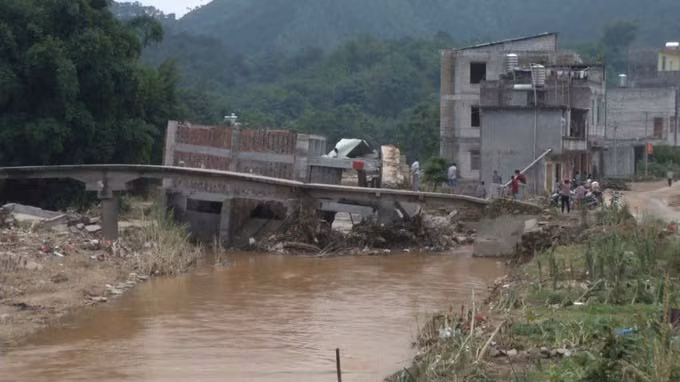 Ngôi nhà đổ sập về hướng dòng sông và làm hư hại một cây cầu bắc qua sông ở cạnh đó.