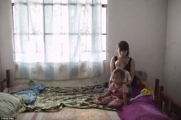Xiao Mei 16 tuổi và con gái 2 tuổi, con trai 1 tuổi tại làng Vạn Hà, tỉnh Vân Nam. Cô và chồng gặp ở trường tiểu học rồi lấy nhau sau đó.