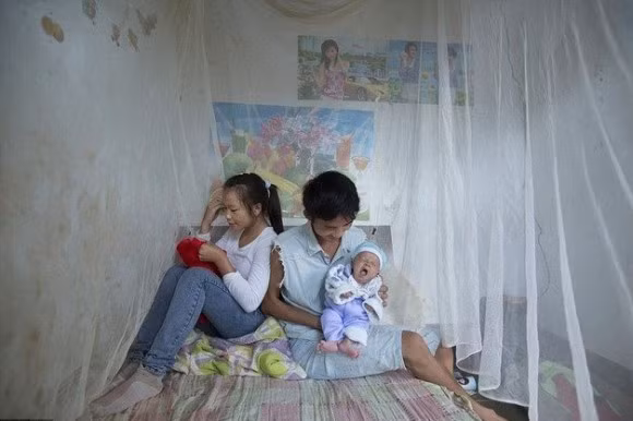 Cai, 16 tuổi và Ming, 17 tuổi hẹn hò 3 tháng trước khi kết hôn vào năm 2013. Giờ đây cả hai sống cùng bố mẹ chồng và được chu cấp toàn bộ chi phí. Thậm chí, bà nội còn cho cháu bú và chăm lo hết mọi thứ trong gia đình. Ngoài ra, trường hợp cô bé Xiao Jie làm mẹ ở tuổi 13 chính là điển hình cho tình trạng tảo hôn đang ngày càng tăng ở nông thôn Trung Quốc.