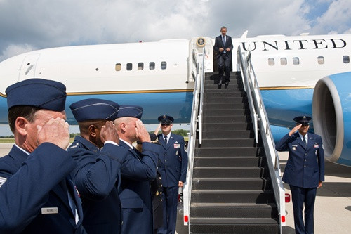 Giờ giấc của Air Force One chính xác tới độ tuyệt đối và không có bất cứ ai phải phàn nàn về việc thất lạc hành lý. Cơ trưởng của máy bay tự hào rằng, Air Force One đúng giờ đến mức bạn có thể dùng thời gian hạ cánh đã định để lấy lại đồng hồ đeo tay của mình.