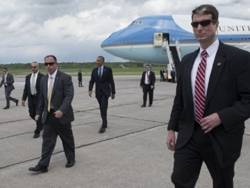 Phi hành đoàn của Air Force One có 26 người (3 phi công còn lại là tiếp viên). Trên Air Force One, khu dành cho tổng thống và khách VIP ở phía trước, tiếp đến là các trợ lý và phía sau cùng là phóng viên tháp tùng. Trong các chuyến công du, ông Obama thường có khoảng 60 quan chức thuộc các bộ, cố vấn an ninh quốc gia, cố vấn cao cấp, thư ký báo chí tháp tùng. Tùy thuộc vào mục đích chuyến đi mà số lượng người có thể thay đổi.