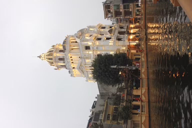 Lâu đài gà vàng trăm tỷ của đại gia sắt vụn: Tòa lâu đài siêu sang này tọa lạc trong một con ngõ nhỏ trên phố Hoàng Quốc Việt (Cầu Giấy - Hà Nội). Nằm trên khu đất có diện tích khoảng 400m2, cao 5 tầng, được thiết kết như những lâu đài cổ ở nước ngoài rất nguy nga, lộng lẫy.