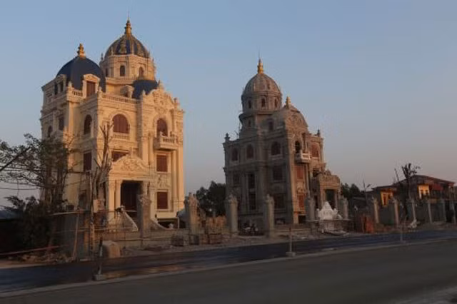 Lâu đài song sinh với nội thất dát vàng ở Ninh Bình: Khi đi trên trục đường quốc lộ 1A đoạn đi qua TP. Ninh Bình, nhiều người sẽ ngạc nhiên với một tòa lâu đài song sinh với nội thất dát vàng.