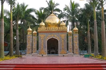 Cung điện vàng của đại gia Hải Phòng: Cung điện này được coi là nhà mẫu kiến trúc sứ của một công ty ở TP. Hải Phòng. Toàn bộ hoa văn của cung điện được thiết kế và tạo hình theo phong cách hoa văn đương đại và cổ điển của lối kiến trúc Hồi giáo, kết hợp với vàng tạo nên vẻ đẹp quyền quý.