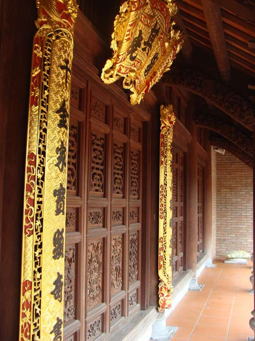 Trong ngôi nhà gỗ khổng lồ, trừ hai tường hồi, toàn bộ nhà, từ vì kèo, cửa vách, hoành phi, câu đối, những tiểu tiết nhỏ nhất được làm bằng gỗ lim già. Ngôi nhà có 49 cột gỗ cỡ đại.