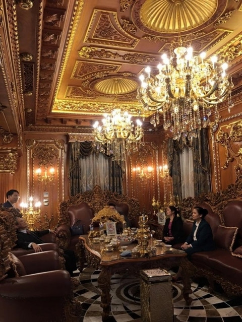 Chủ nhân của căn biệt thự độc đáo này là ông Nguyễn Quốc Thanh, sinh năm 1957, quê gốc ở Thanh Hóa. Ông đã phiêu dạt ra Hà Nội và lăn lộn mưu sinh được gần 10 năm. Thưở mới ở quê ra ông sinh sống qua ngày chủ yếu bằng nghề thu mua sắt vụn.