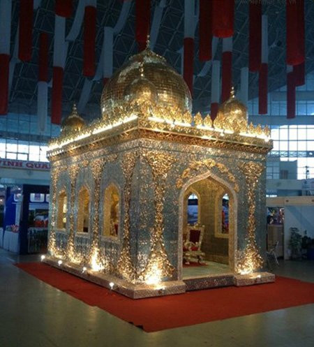 Toàn bộ bề mặt nhìn thấy của công trình đều được gắn sứ vẽ vàng. Riêng gạch lát sàn cũng có tới hơn 100 mẫu hoa văn các loại. Điểm đặc biệt của cung điện là có thể tháo ghép rời thành hơn 300 mảnh khác nhau trong 3 ngày là lắp lại hoàn thiện trong 5 ngày. Công trình ước tính có giá trị trên 20 tỷ đồng và nặng trên 30 tấn.