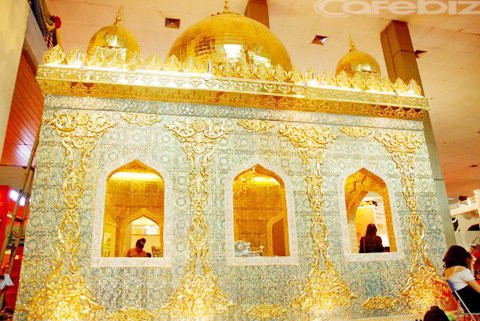 Đây là công trình đầu tiên và duy nhất hiện nay trên thế giới sử dụng hoàn toàn vật liệu sứ vẽ vàng 24K cho toàn bộ nội ngoại thất của công trình. Tuy diện tích của cung điện là 24 m2, tương đương một phòng khách nhưng diện tích sứ điêu khắc và vẽ vàng có thể lên tới 300 m2.