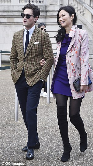 Trong khi chồng cũ tổ chức đám cưới với vợ mới, bà Wendi cũng không chịu thua kém khi cặp với trai trẻ hơn 17 tuổi. Giới truyền thông chụp vừa được hình ảnh anh chàng tài năng trẻ tuổi Charlie Siem tay trong tay với bà Wendi tại sự kiện Tuần lễ thời trang Paris (hôm 7/3).