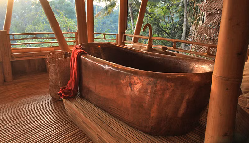 Vật liệu trong nhà chủ yếu làm từ gỗ, tạo sự hài hòa với nền tường bằng tre.