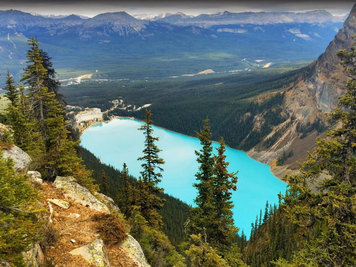 Khách sạn Fairmont Chateau Lake Louise nằm ở công viên quốc gia Banff ở Alberta, Canada. Nơi này cung cấp cho du khách các dịch vụ như trượt tuyết và trượt băng vào mùa đông hay chèo thuyền và đạp xe leo núi vào mùa hè.